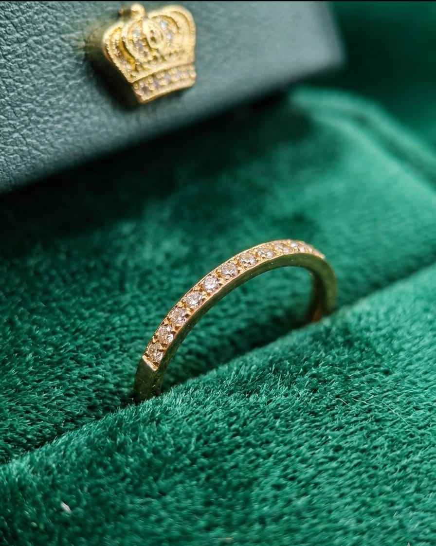 Gold pavé ring with small square stones, close-up on the band