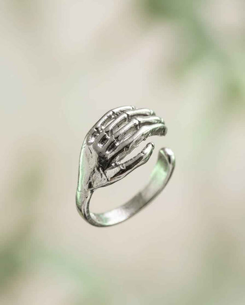 925 silver sculpted hand ring close-up, arched claws pattern, polished shine
