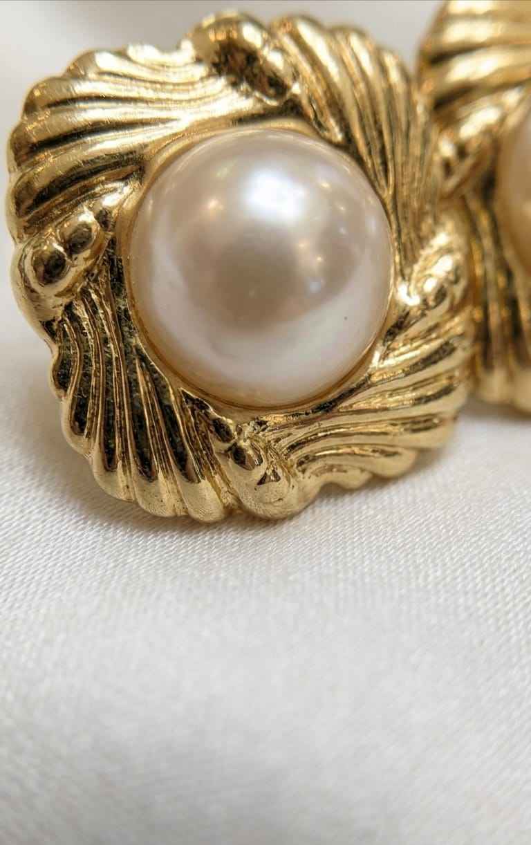 Gold-tone pearl floral stud earring with round white pearl and textured leaf design